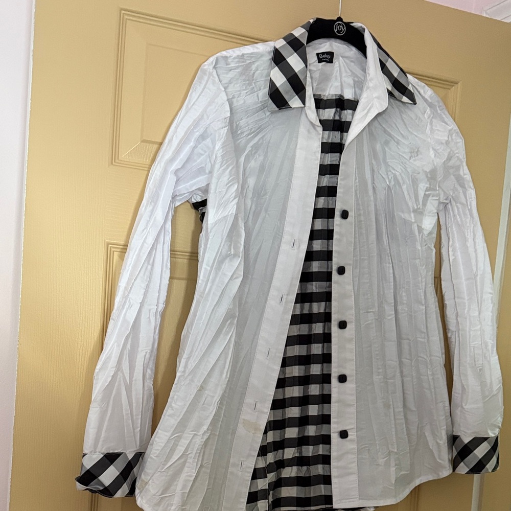 Stylish White and Black Checkered Women’s blouse